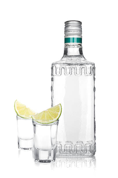 bottiglia di tequila d'argento e due colpi con fetta di lime - isolated isolated on white studio shot food foto e immagini stock