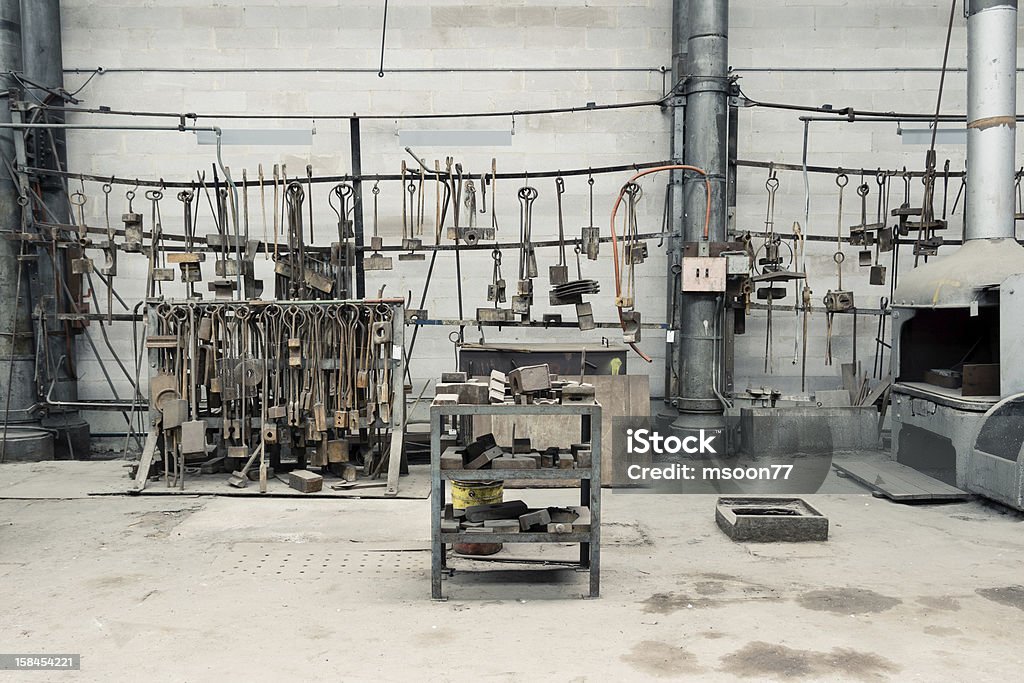 Antigua fábrica horno y área de trabajo - Foto de stock de Ancho libre de derechos
