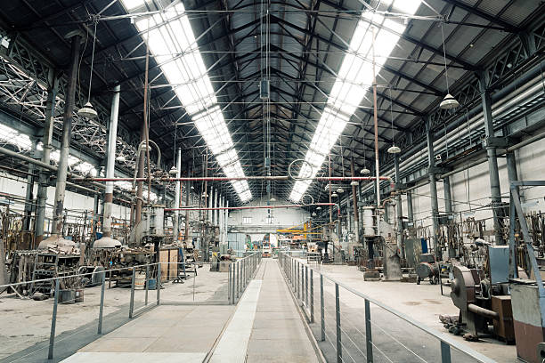 vecchia fabbrica in metallo a vista - giant boilers foto e immagini stock