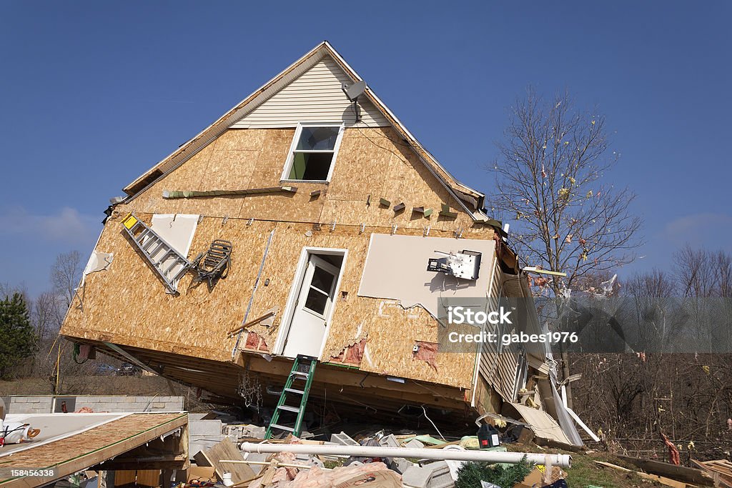 Casa danneggiata da F2 Tornado in Lapeer, MI. - Foto stock royalty-free di Ambientazione esterna