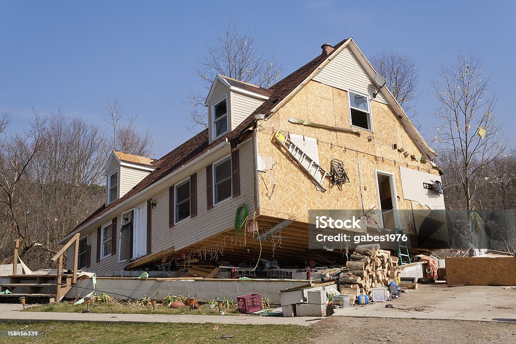 Дома повреждены от F2 Торнадо в Lapeer, MI. - Сток�овые фото Аварии и катастрофы роялти-фри