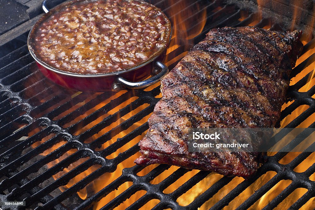 Costillas de cerdo y Frijoles horneados - Foto de stock de Judías en salsa de tomate libre de derechos