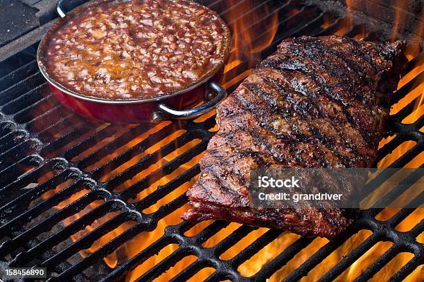 Costillas De Cerdo Y Frijoles Horneados Foto de stock y más banco de imágenes de Judías en salsa de tomate - Judías en salsa de tomate, Aire libre, Al horno