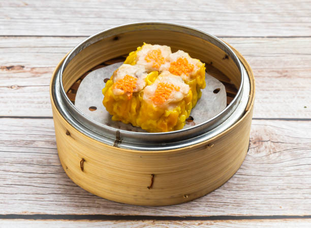 크랩 알 시우 메이 (crab roe siu mei)는 나무 테이블 위에 격리 된 접시에 담겨 있습니다. 홍콩 음식 - shumai 뉴스 사진 이미지