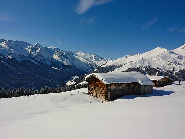 ski hut en los alpes - berglandschaft fotografías e imágenes de stock