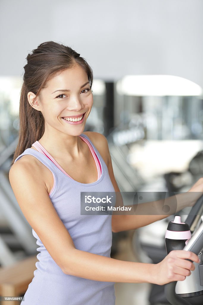 Mulher na academia de ginástica - Foto de stock de Esteira Ergométrica - Aparelho de Musculação royalty-free
