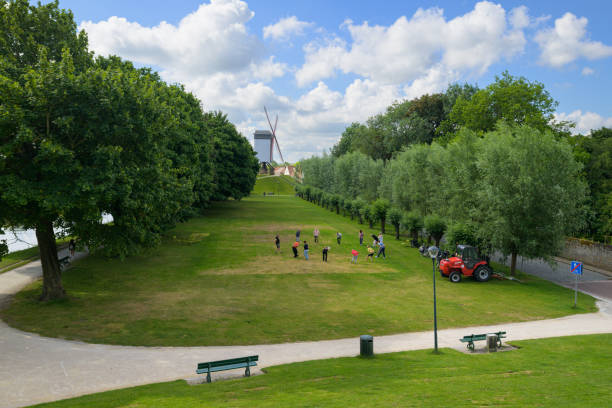 ブルージュの街の静かな公園 - belgium bruges windmill europe ストックフォトと画像