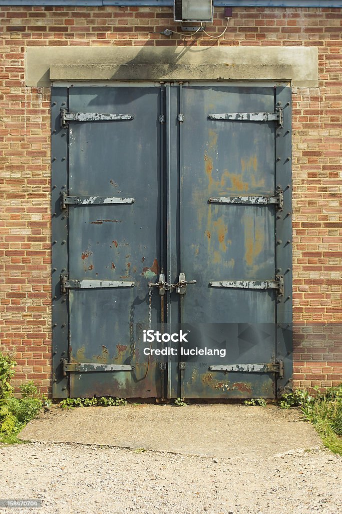 Ancienne porte en métal rouillé padlocked bleu - Photo de Boulon libre de droits