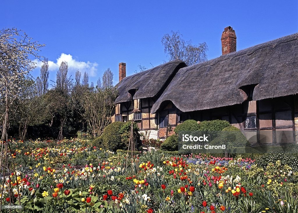 Cabaña con techo de paja, Shottery, Inglaterra. - Foto de stock de Casita de campo libre de derechos