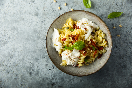 Pasta with fresh cheese and tomatoes