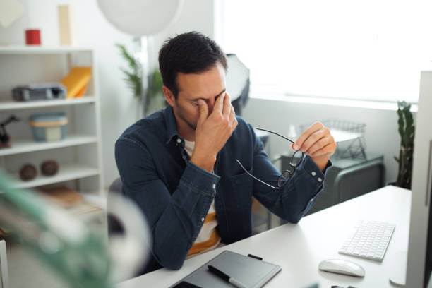 vyhoření zabíjí jeho kariéru. - bolest-hlavy-ilustrace - stock snímky, obrázky a fotky