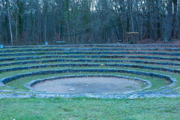 antikes römisches theater in neroberg, wiesbaden, deutschland - neroberg stock-fotos und bilder