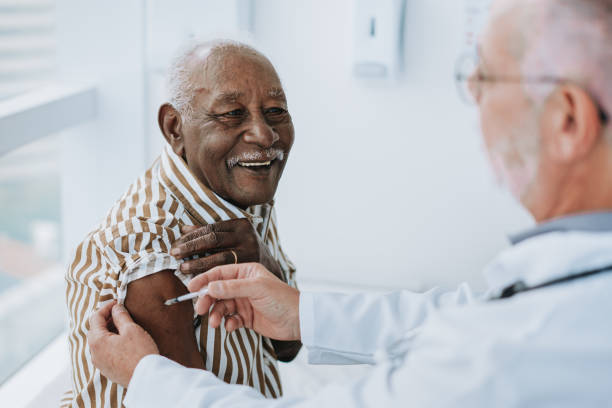 doctor giving vaccine to patient - vacina imagens e fotografias de stock