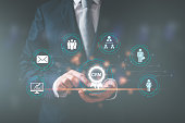 kundenservice-social-media-digitales-marketing-crm-konzept-kundenbeziehungsmanagement.jpg?b=1&s=170x170&k=20&c=X0RIDqiaSSnGWt-UkJonjNRZzk94Vw9svGFro-ypCJE=