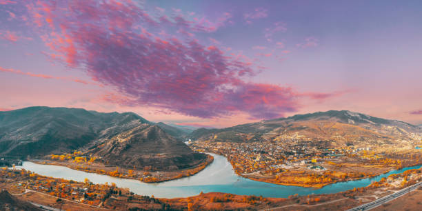 mtskheta, georgia. vista superior de la ciudad antigua situada en el valle de la confluencia de los ríos mtkvari kura y aragvi en las pintorescas tierras altas. temporada de otoño - mtskheta fotografías e imágenes de stock