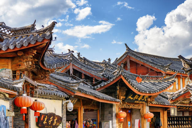 traditional chinese tile roofs of authentic houses, lijiang - província de yunnan imagens e fotografias de stock