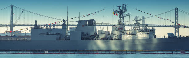 blick auf den hafen - battleship armed forces canada sunlight stock-fotos und bilder