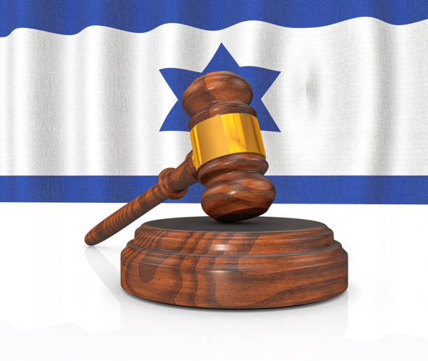 conceito de direito israelense - bandeira de israel e gaze do juiz - currency gavel legal system human settlement - fotografias e filmes do acervo