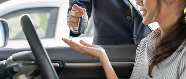 lease, rental car, sell, buy. Dealership manager send car keys to the new owner. Sales, loan credit financial, rent vehicle, insurance, renting, Seller, dealer, installment, car care business arrendar, alquilar coche, vender, comprar. el gerente del concesionario envía las llaves del automóvil al nuevo propietario. ventas, crédito de préstamo financiero, alquiler de vehículo, seguro, alquiler, vendedor, concesionario, cuota, negocio de cu