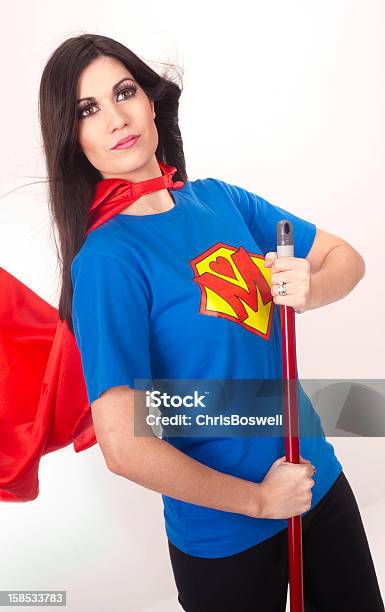 Foto de Oridinary Mulher De Super Herói Em Dia Mantém O Limpo e mais fotos de stock de Super-mãe
