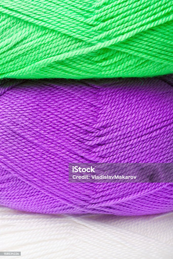 Фон из пряжи skeins в зеленых, фиолетовых и белых цветах - Стоковые фото Без людей роялти-фри