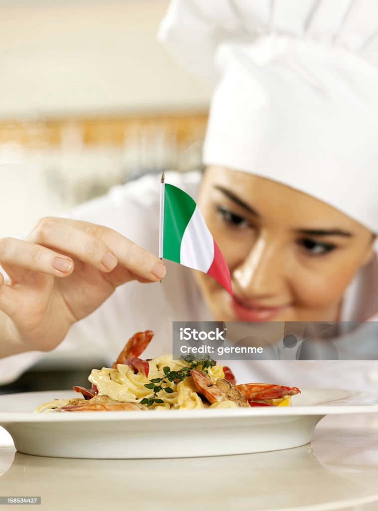 Chef à un plat de pâtes italiennes - Photo de Culture italienne libre de droits