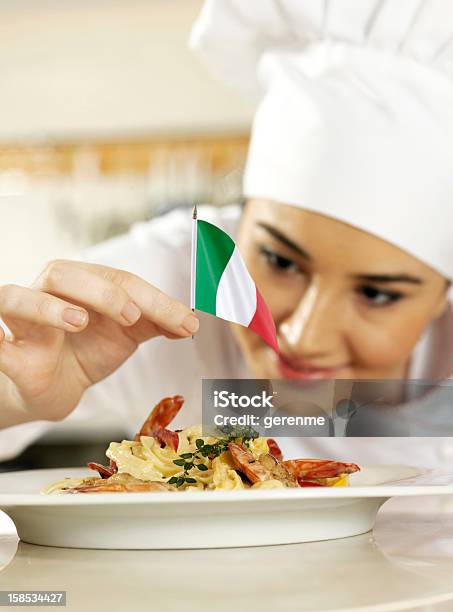 Photo libre de droit de Chef À Un Plat De Pâtes Italiennes banque d'images et plus d'images libres de droit de Culture italienne - Culture italienne, Femmes, Italien