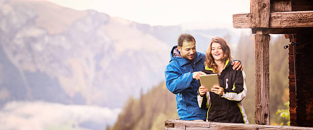 casal de turistas usando tablet digital na suíça - lenk im simmental - fotografias e filmes do acervo