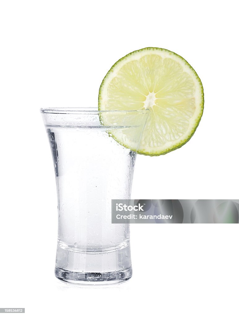 Снимок водки и дольки лайма - Стоковые фото Алкоголь - напиток роялти-фри