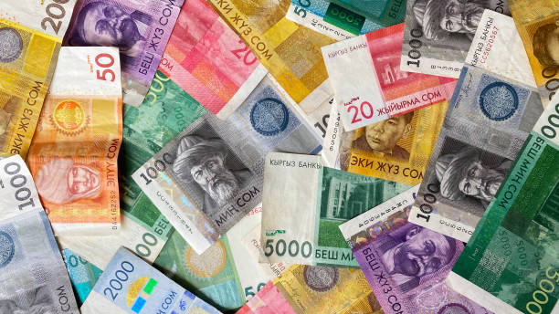valuta nazionale kirghisa. bellissimo sfondo colorato di denaro. banconote kirghise di diversi tagli. banconote in contanti del kirghizistan. - raid array foto e immagini stock