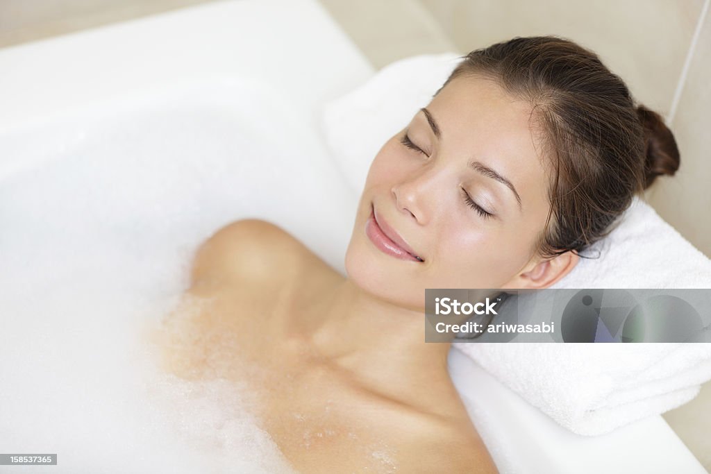 Mulher de banho relaxante na banheira - Foto de stock de Banheira royalty-free