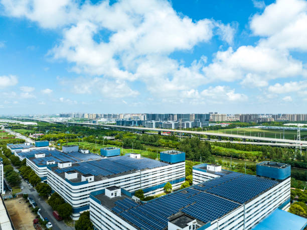 vue aérienne des panneaux solaires installés sur le toit de l’usine, produit du système de panneaux photovoltaïques solaires brillants bleus. - voltaic photos et images de collection