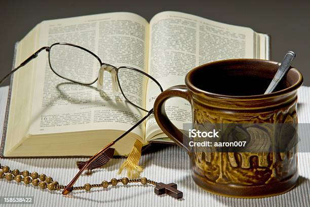 Mezquita Biblia Foto de stock y más banco de imágenes de Bebida - Bebida, Biblia, Contemplación