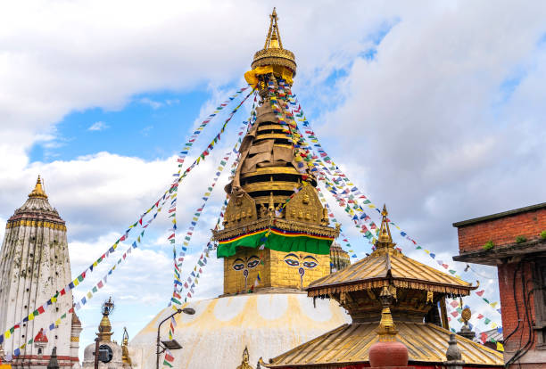 swayambhunath stupa à katmandou au népal - swayambhunath photos et images de collection