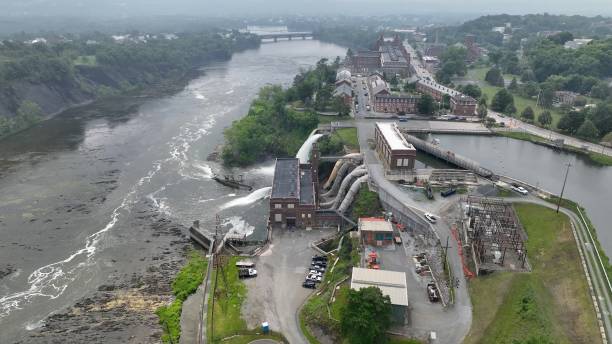 paisaje aéreo con la cascada natural cohoes falls en el estado de nueva york en el río mohawk con rápidos y parque con vistas panorámicas cerca de albany, ny - mohawk river fotos fotografías e imágenes de stock