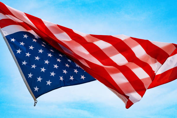 空の上のアメリカの国旗、プライドの旗、赤と青のアメリカの国旗、民主主義と自由のシンボル、独立と愛国心の米国、7月4日、布地のバナーの接写。 - american flag star shape striped fourth of july ストックフォトと画像