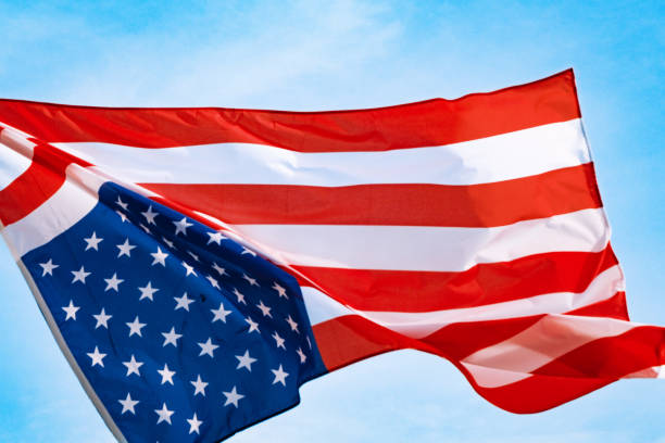 空の上のアメリカの国旗、プライドの旗、赤と青のアメリカの国旗、民主主義と自由のシンボル、独立と愛国心の米国、7月4日、布地のバナーの接写。 - american flag star shape striped fourth of july ストックフォトと画像