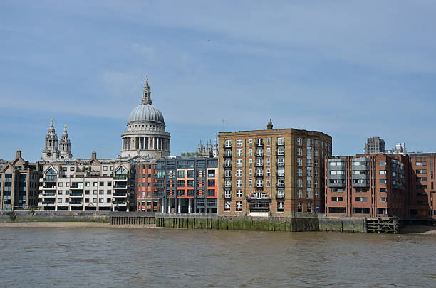 istock Thames in city from south 158540496