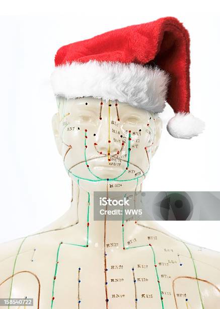 医学人形のクリスマス帽子 Befor ホワイト Backgroundjpg - サンタクロースのストックフォトや画像を多数ご用意 - サンタクロース, 物理療法, 鍼