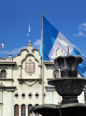Ciudad de Guatemala / Guatemala city, Guatemala: the National Palace's monumental façade on the Central Park with Guatemalan flag - used for important acts of the government - old headquarters of the President of Guatemala - known as the Green Place (\