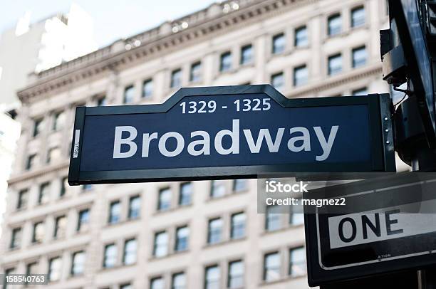 Broadway - Fotografias de stock e mais imagens de Cidade de Nova Iorque - Cidade de Nova Iorque, Sinal de Estrada, Ao Ar Livre