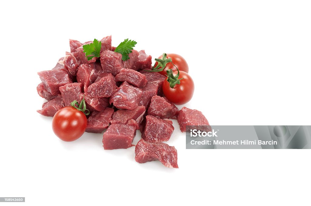 Cubos de carne crua com tomates cereja - Foto de stock de Bife royalty-free