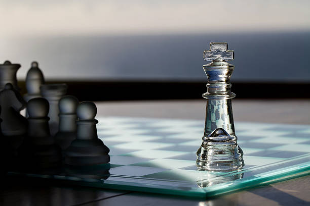 шахматная фигура, большой кроватью (king size) бизнес-концепции-рекламы, лидерство, конкурентов. - chess strategy business board room стоковые фото и изображения