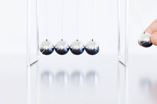 pendule de newton - impact pendulum sphere newtons cradle photos et images de collection