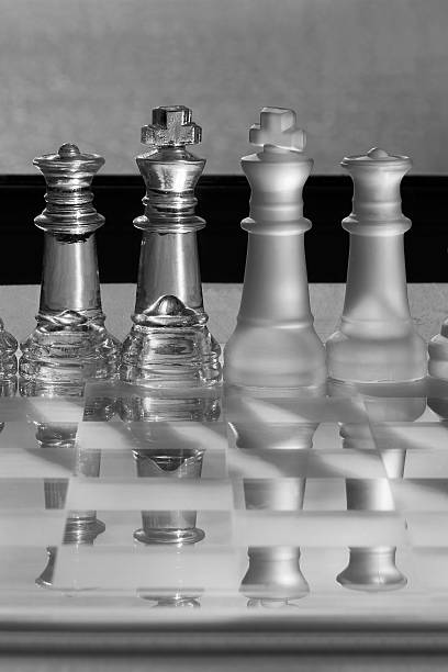チェスキング 1 台、クイーン 1 台、チェスボード、反射-ビジネスのコンセプトを表現します。 - chess board room business strategy ストックフォトと画像