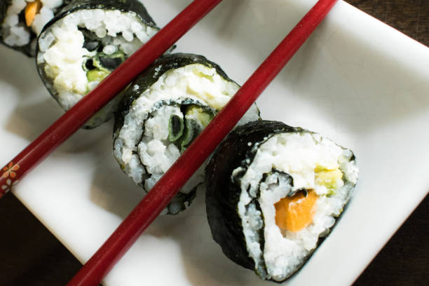 sushi feito à mão - appetizer asia carrot maki sushi - fotografias e filmes do acervo