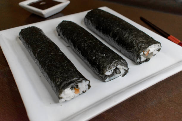 手作り寿司 - appetizer asia carrot maki sushi ストックフォトと画像