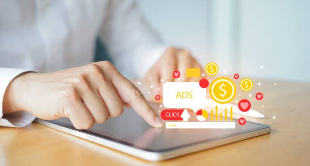 close up businessman hand touch screen on digital tablet to use marketing tool to announce promotion and special offer and checking traffic research of pay per click program on web page for online business and lifestyle concept cerrar la pantalla táctil de la mano del empresario en la tableta digital para usar la herramienta de marketing para anunciar promociones y ofertas especiales y verificar la investigación de tráfico del programa de pago por clic en la página web para e