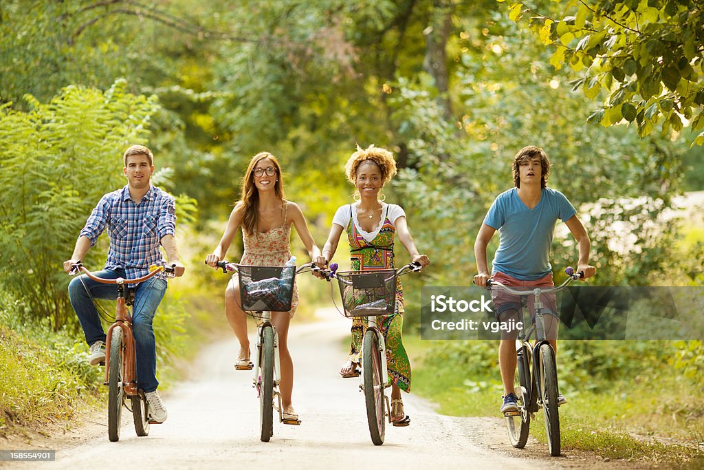 Heureux amis équitation vélos dans la nature. - Photo de Faire du vélo libre de droits