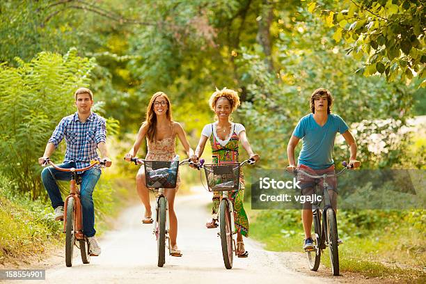 Foto de Felizes Amigos Andando De Bicicletas Por Uma Natureza e mais fotos de stock de Ciclismo
